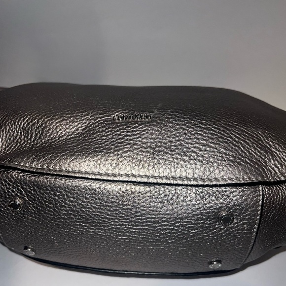 Calvin Klein Pebbled Leather Hobo Shoulder Bag metalic grey color - Picture 4 of 7